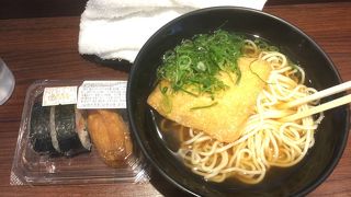 他には見ない白い麺のそば