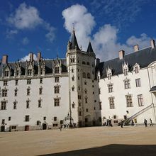 良く晴れた日には白い壁が良く映えます