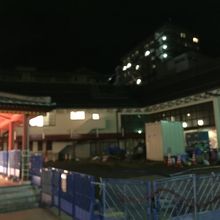 左が飛鳥の湯、右が椿の湯で間の中庭は工事中。