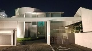 現代アートっぽい建物