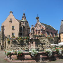 広場の周りにはレストランあり