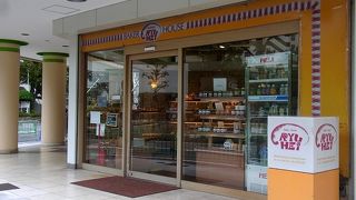 駅の近くにあるパン屋さんです。