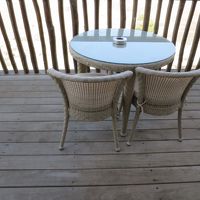 バルコニーには、テーブルとイス