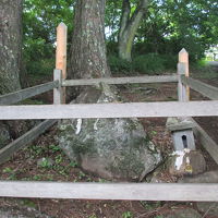 名前の由来となった尖石が近くにあります