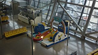 手荷物検査で混みます