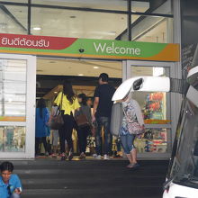 正面ではなく横の入口から入りました