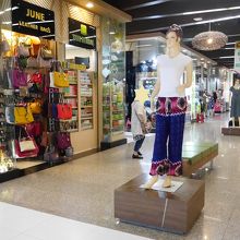 衣料雑貨の店が並んでいます