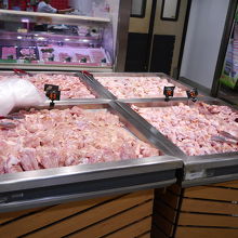 鶏肉も部位別に売られています