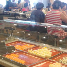 フードコートでは寿司も扱っていました