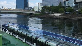 川の水面ギリギリの視線で大阪の街を見る