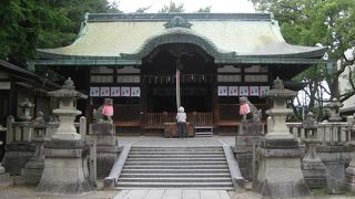 川端通り高橋交差点の隣に鎮座する神社