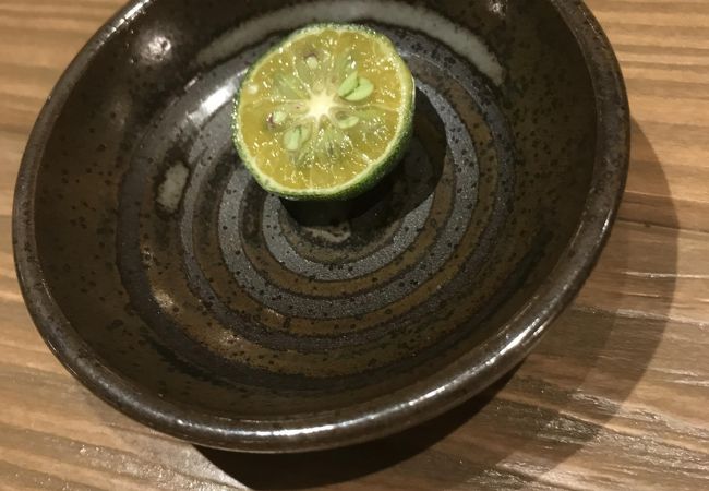 ローソンの二階。上がれば品質の高い飲み屋が待ってます。