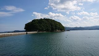 海に浮かぶ小さな島