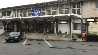 湯田中駅:レトロな駅舎と温泉