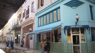 ハバナ旧市街で賑やかな通り