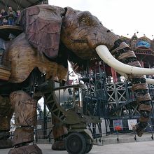 巨大な象が造船所跡地を闊歩します