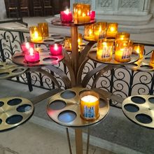 寄進による蝋燭の灯火