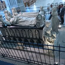 墓の蓋には見事な細工が施してあります