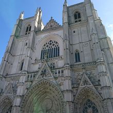 立派にそびえたつ尖塔が特徴的です