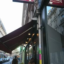 赤い看板が目印