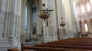 大きいステンドグラスの美しさに圧倒される