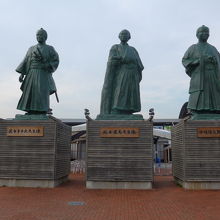 三志士像が駅前の広場で並んでいます