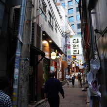 狭い路地にあるお店