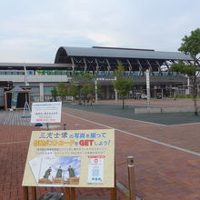 高知駅と三志士の案内板