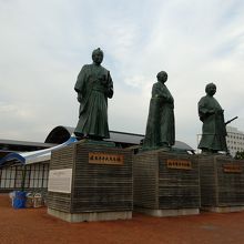 左から見た三志士