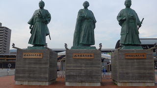 土佐出身の三志士が駅前広場に立っています!!