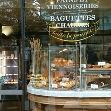 店の外から美味しそうなパンが見えます