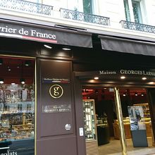 チョコレート色の外観が印象的です