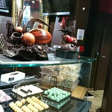 カラフルなマカロンとカウンター上の綺麗なチョコレートアート