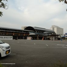 高知駅前の広場です