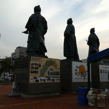 こう広場の三志士　後ろからの像