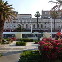 海岸沿いのプロムナードに面している。