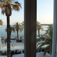 部屋からは海が望める。