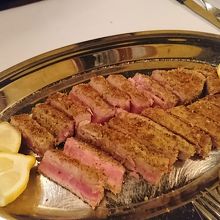 マグロの香草焼きにレモンが良く合います