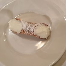 デザートのカンノーロがシチリアらしいです
