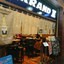 フレンチで居酒屋っぽい暖簾が掛かっているのが不思議な雰囲気を