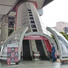 タイムトンネルをイメージさせる長い入口エスカレーター。