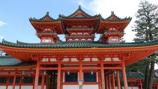 青空を背景に美しいです