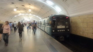 駅の装飾は豪華な部分があるが、不便な点も多い