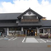 お土産には、この店の「くるみゆべし」がおすすめです。