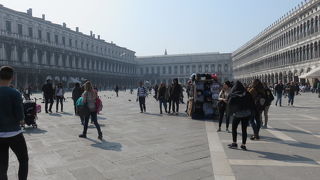 広場を囲むようにして・・・