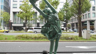 御堂筋沿いに並ぶ彫刻