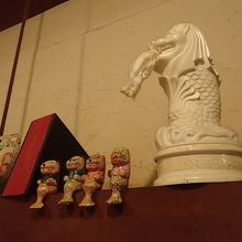 シンガポールの象徴、マーライオンの像が棚の上にあった