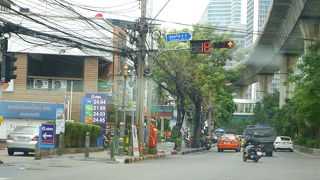 BTSが高架で走るバンコクのメインストリート