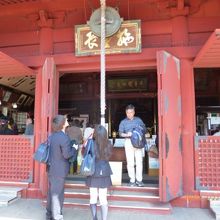 お堂では観光客がたくさん参拝されていました。