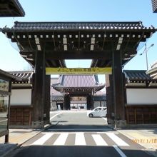 大通りを隔てて旧境内にあった参道の門が現存します。